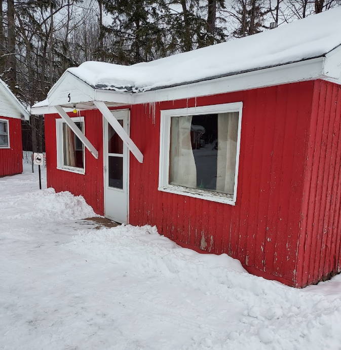 Plombs Cabins (West Shore Resort) - Photo From Website (newer photo)